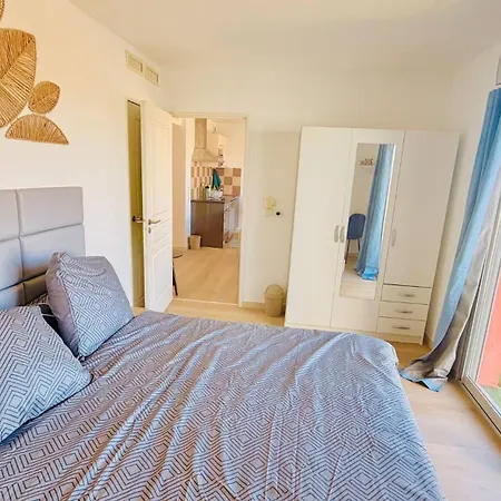 Charming Apartment, Comfort, Convenience, And Coastal Bliss
